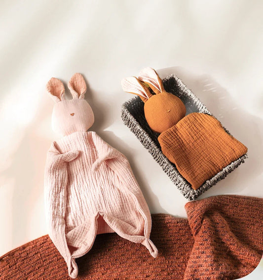 Doudou Lapin aux Grandes Oreilles en tissu doux pour bébés, idéal pour les tout-petits chez Insular.