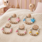 Attaches-tétines bébé personnalisées dans une chambre de bébé