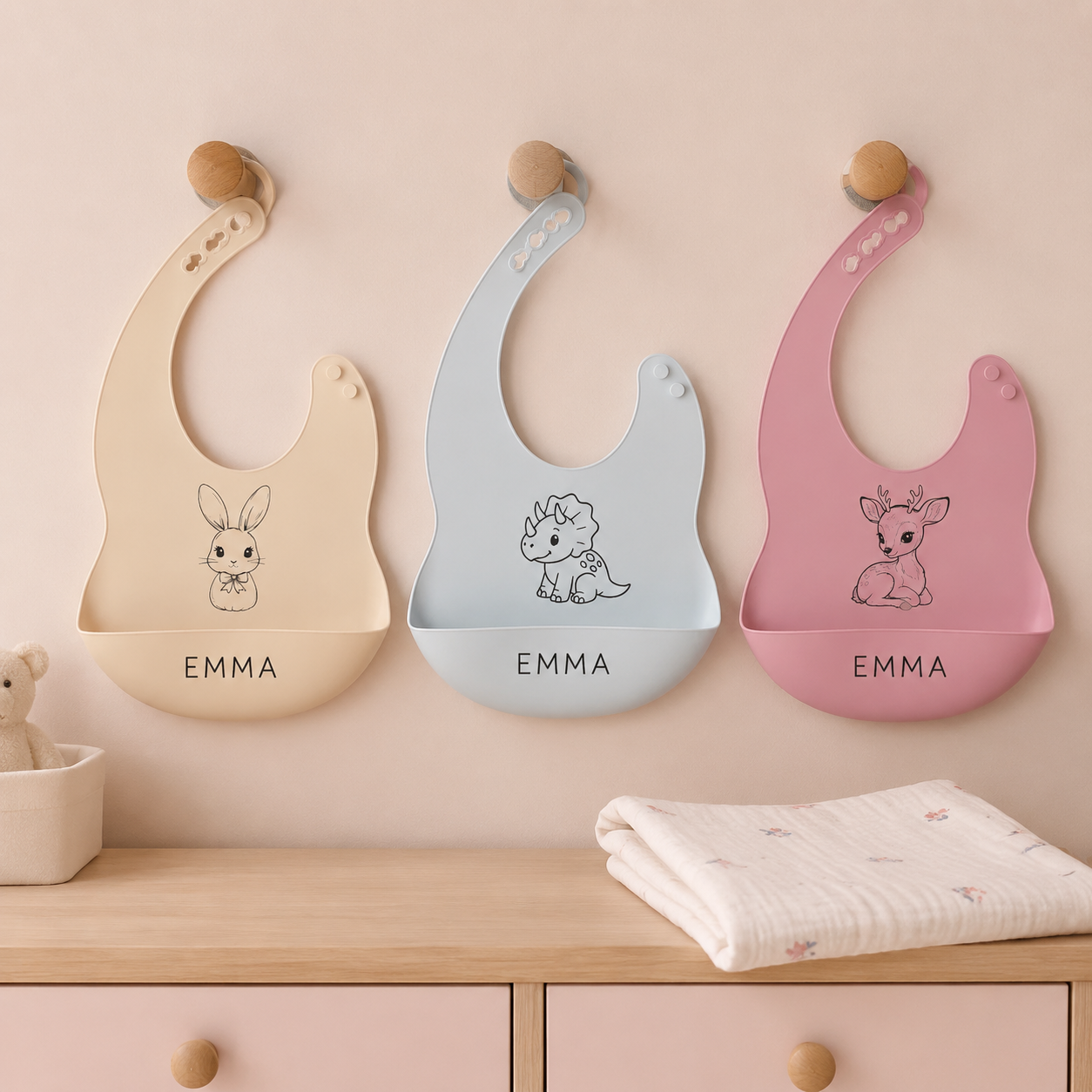 Bavoirs bébé personnalisés en silicone dans une chambre de bébé
