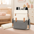 Sac à langer à dos beige et gris avec tapis dans une chambre de bébé