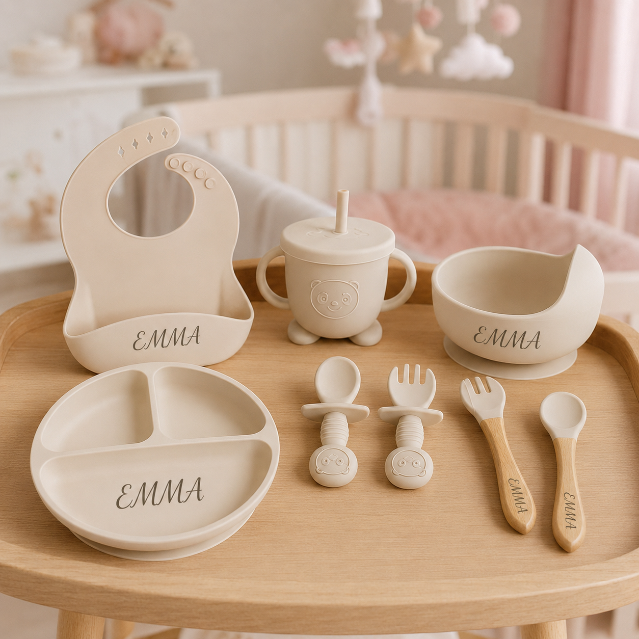 Coffret repas bébé beige personnalisé 8 pièces sur une chaise haute