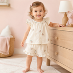 Ensemble fille fleuri porté dans une chambre d’enfant