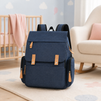 Sac à langer à dos bleu marine dans une chambre de bébé