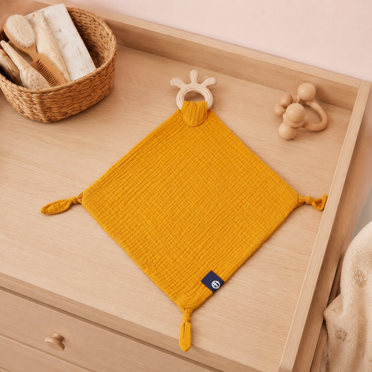 Doudou-lange bébé jaune sur une table à langer