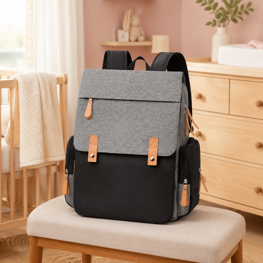 Sac à langer à dos gris et noir dans une chambre de bébé