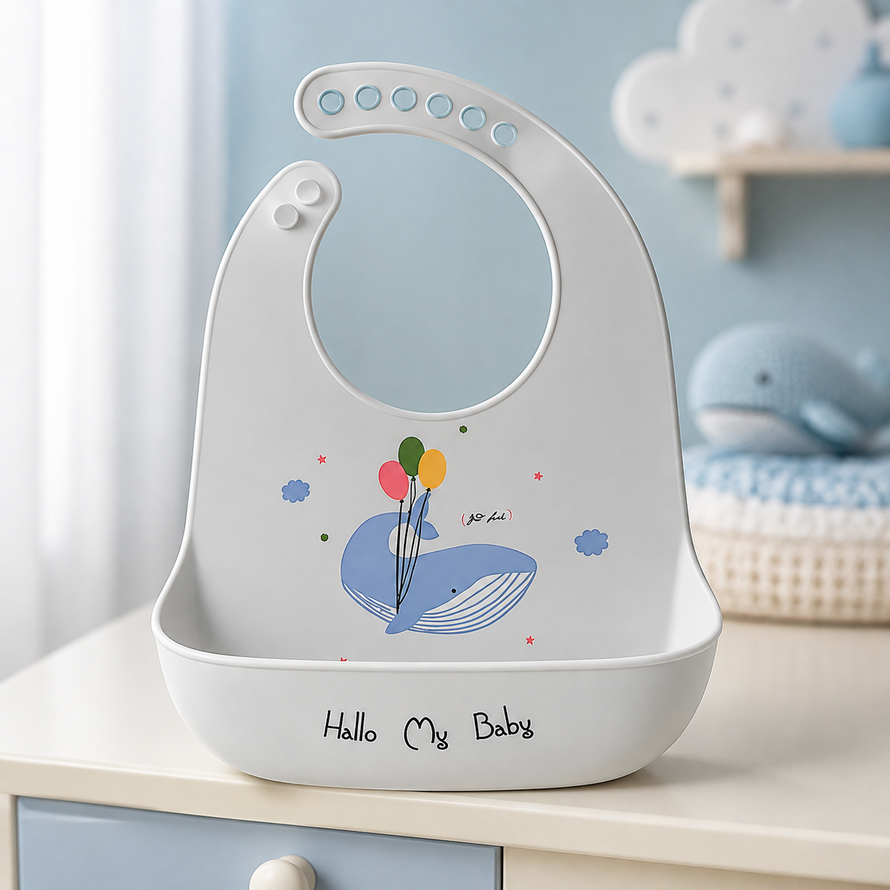 Détail du bavoir bébé gris motif baleine avec poche