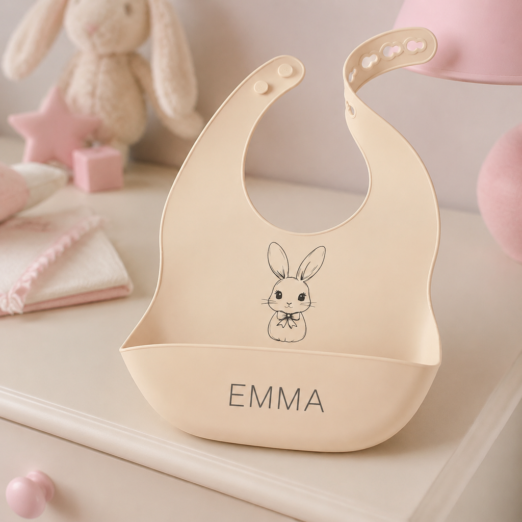 Détail du bavoir bébé beige motif lapin avec prénom