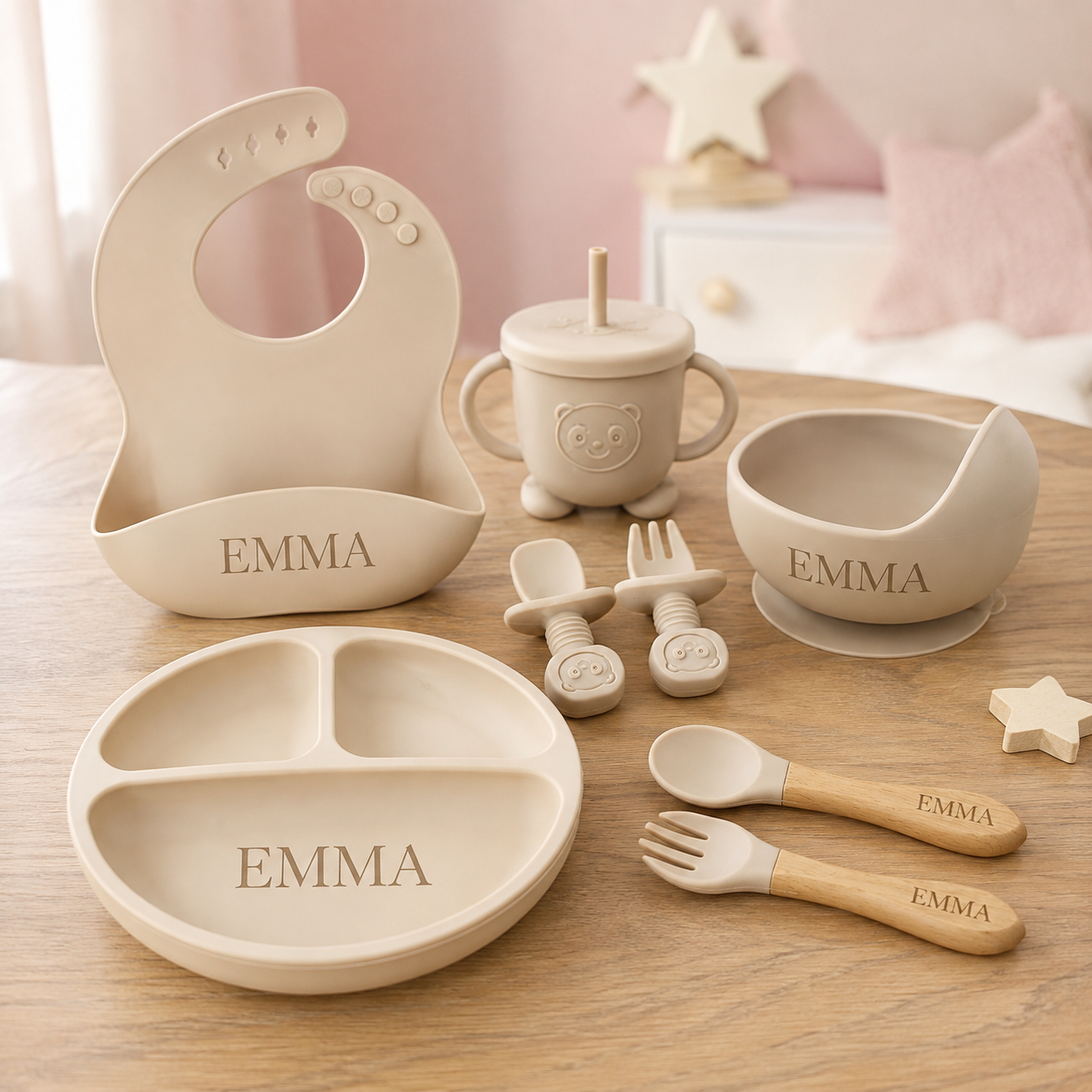 Détail du prénom personnalisé sur le coffret repas bébé beige