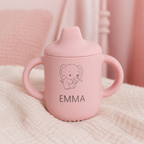 Détail du prénom sur une tasse bébé rose motif éléphant