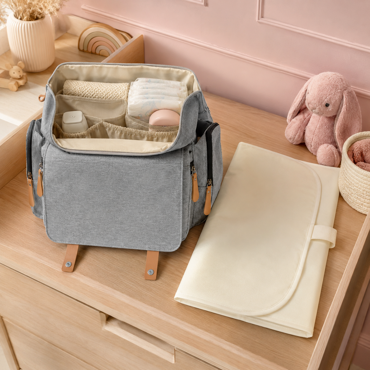 Sac à langer gris clair ouvert avec rangements et tapis à langer inclus