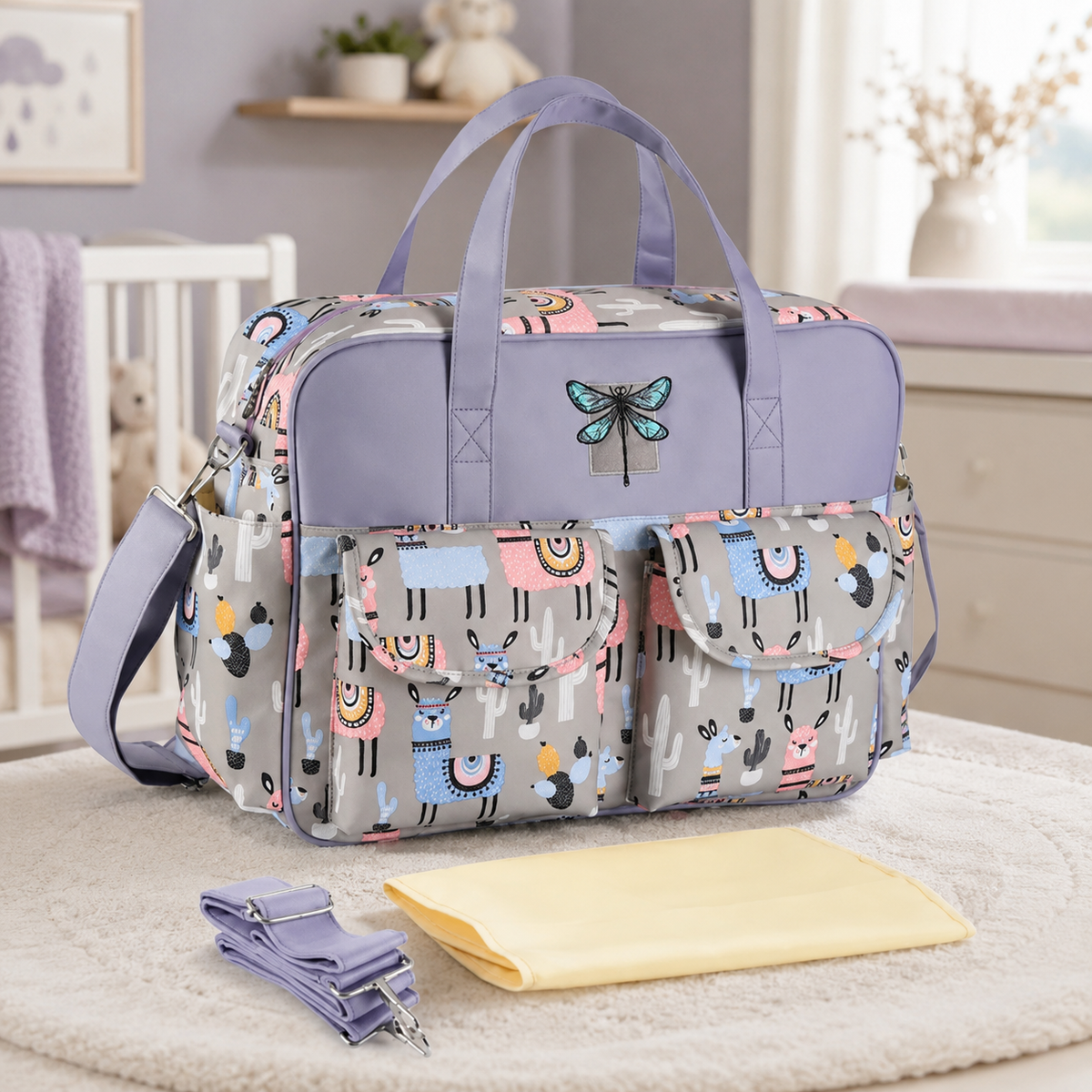 Sac à langer 39 cm motif Alpagas gris mis en scène dans une chambre de bébé