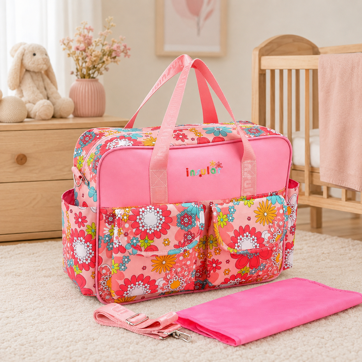 Sac à langer 39 cm motif Jardin fuchsia mis en scène dans une chambre de bébé