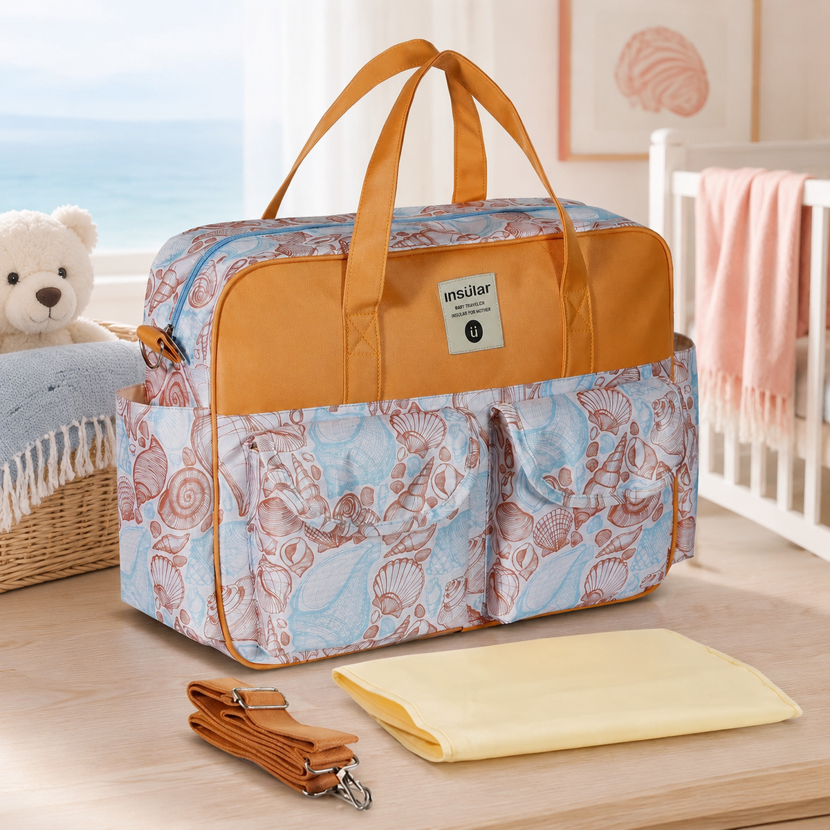 Sac à langer 39 cm motif Coquillages corail mis en scène dans une chambre de bébé