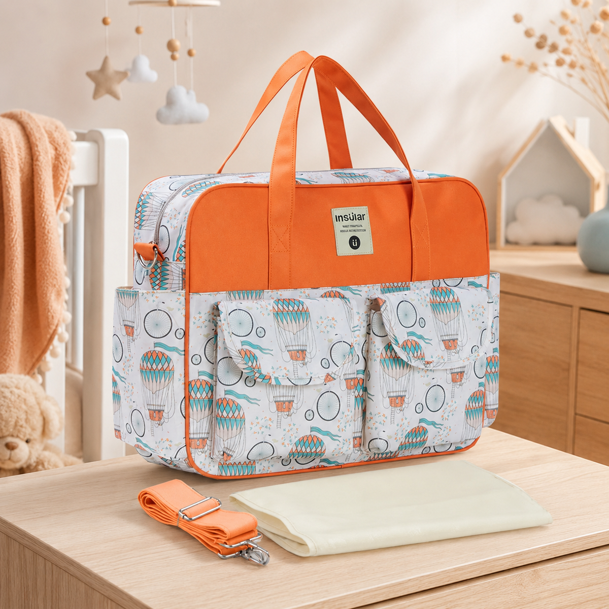 Sac à langer 39 cm motif Montgolfières mis en scène dans une chambre de bébé