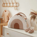 Sac à Langer Macramé Arc En ciel sur une commode, parfait pour les parents modernes et élégants.
