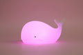 Veilleuse Enfant Petite Baleine, douce et apaisante, idéale pour une chambre d'enfant magique.