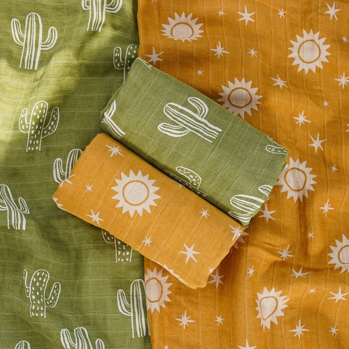 Lot de deux langes bébé motifs cactus vert sauge et soleil ocre