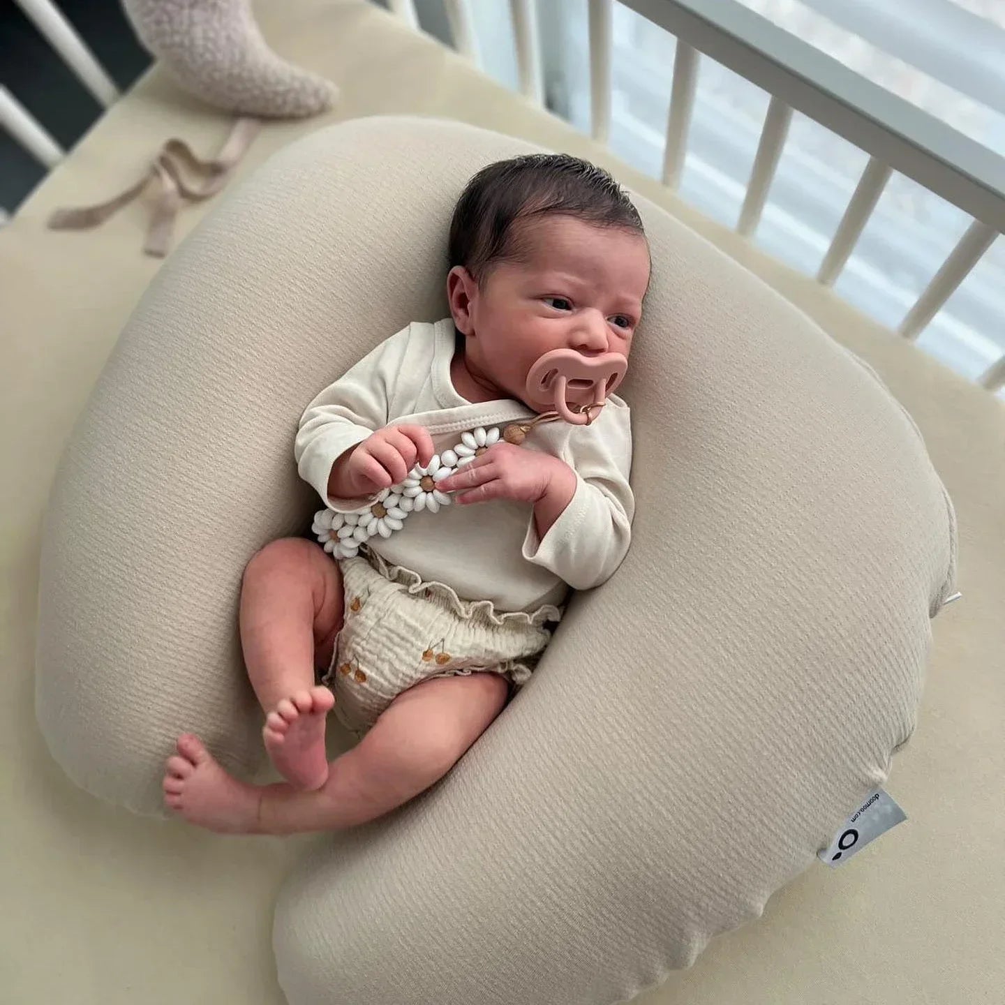 Attache Tétine Petite Fleur Marguerite, un accessoire pratique et stylé pour garder la tétine de bébé à portée de main.