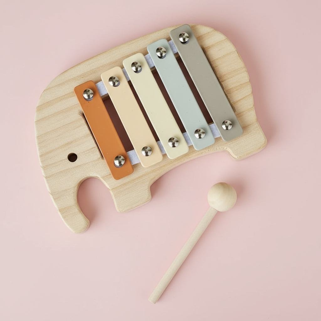 Xylophone bébé Petit éléphant en bois, parfait pour l'éveil musical des tout-petits chez NoEnName_Null.