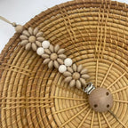 Attache Tétine Petite Fleur Marguerite, un accessoire chic et pratique pour garder la tétine de votre bébé à portée de main.