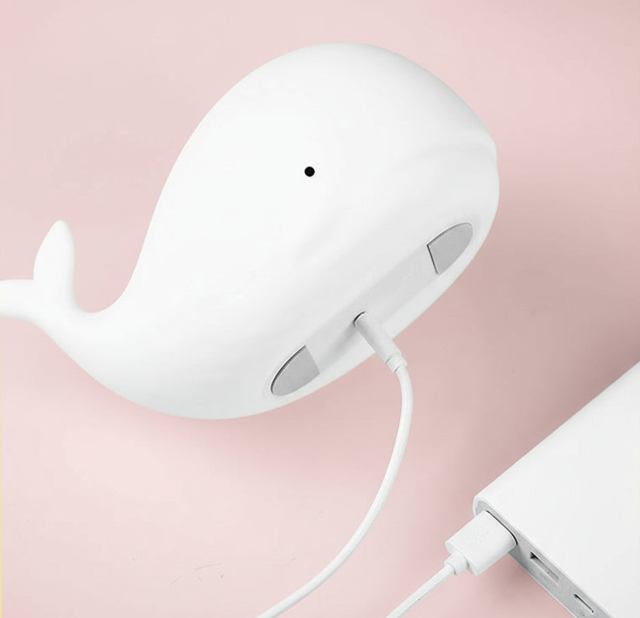 Veilleuse Enfant Petite Baleine chargée, parfaite pour apaiser et embellir la chambre de votre petit.