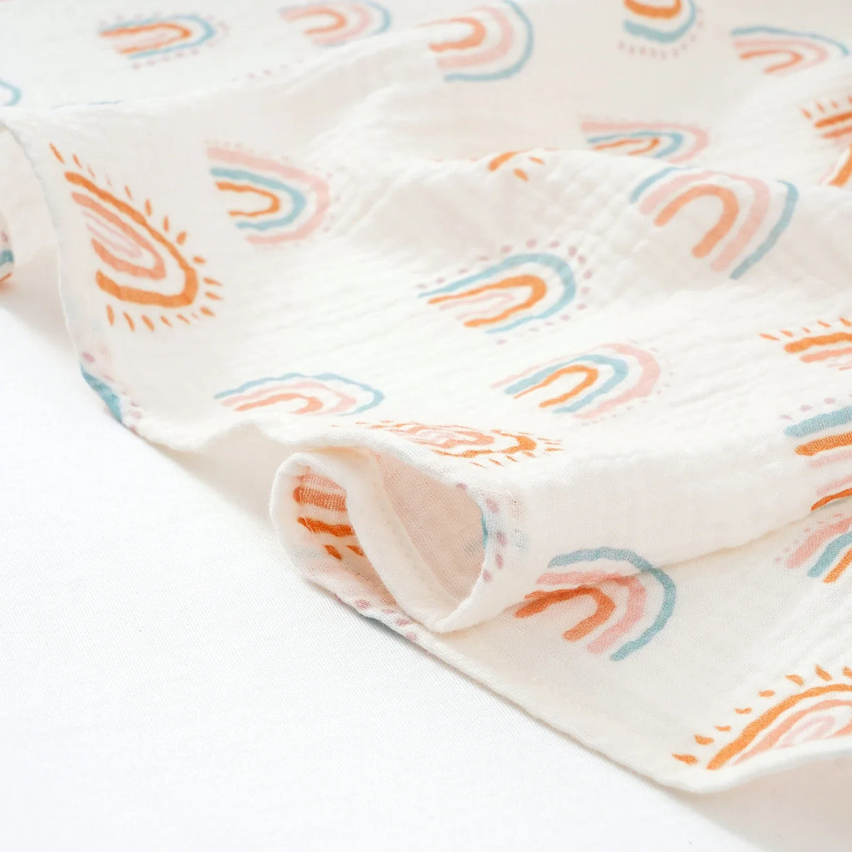 Détail du tissu en mousseline de coton motif arcs-en-ciel