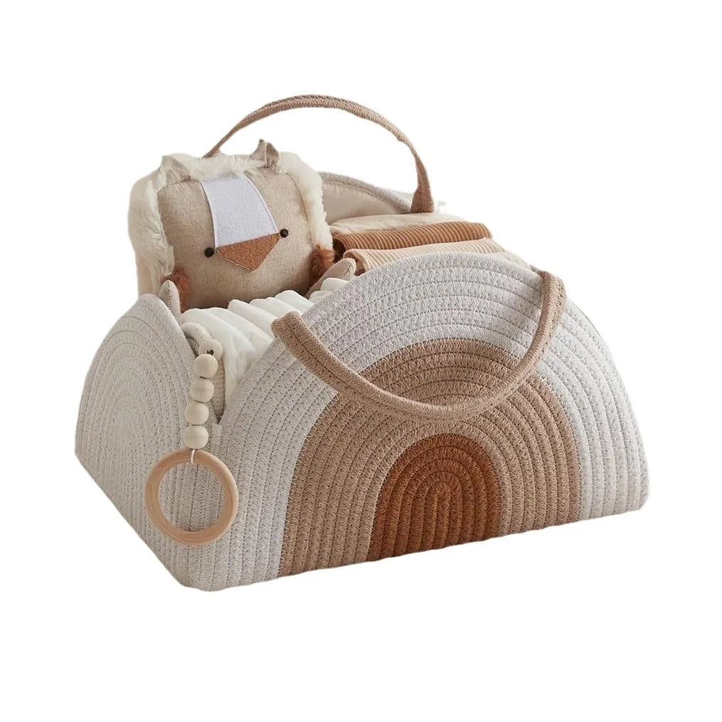 Sac à Langer Macramé Arc En ciel, élégant et pratique, idéal pour transporter les essentiels de bébé avec style.