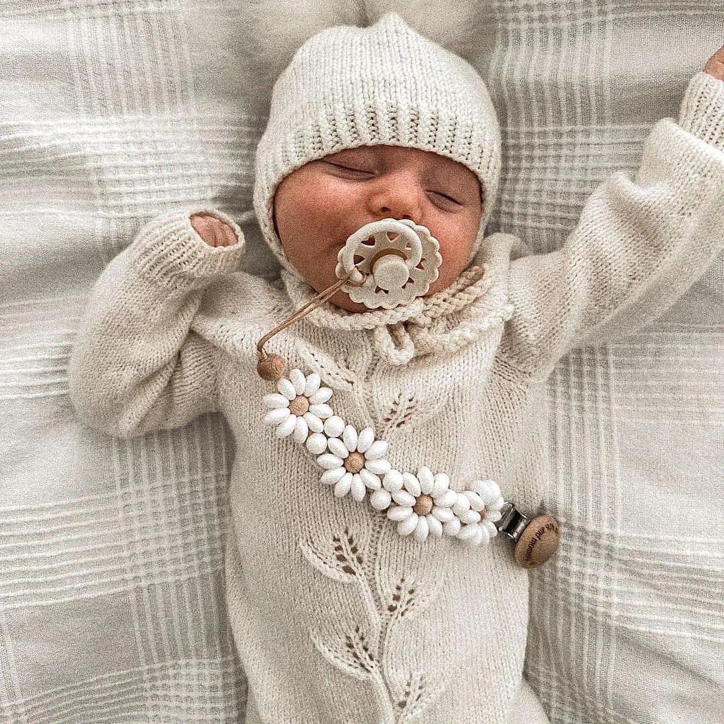 Attache Tétine Petite Fleur Marguerite, un accessoire stylé et pratique pour garder la tétine de votre bébé.