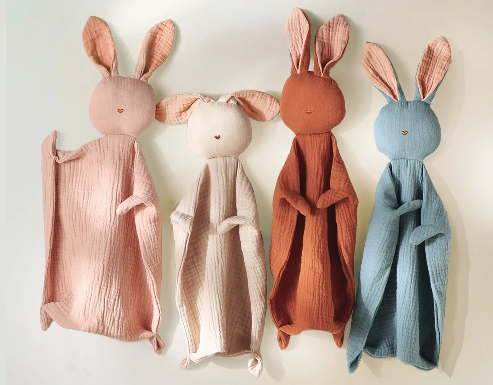 Doudou Lapin aux Grandes Oreilles en tissu doux, idéal pour les bébés de 1 à 3 ans chez Insular.