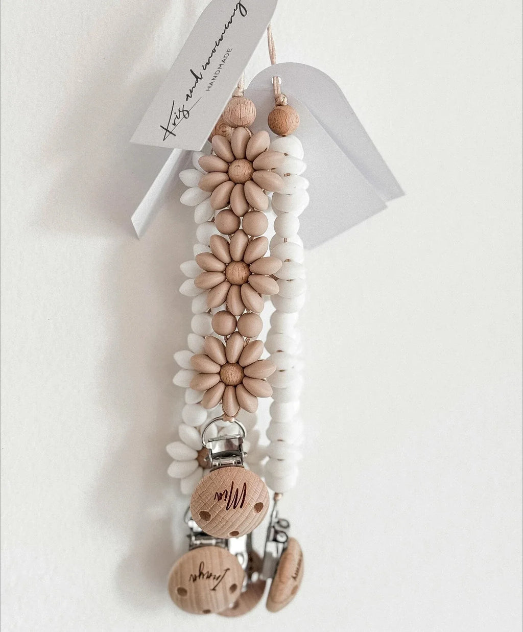 Attache Tétine Petite Fleur Marguerite, un accessoire chic et pratique pour bébé, en silicone de haute qualité.