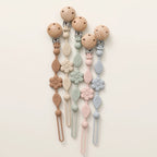 Attaches-tétine fleur en silicone disponibles en quatre couleurs