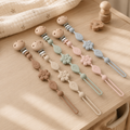Attache-tétine fleur en silicone et bois dans une chambre de bébé