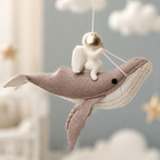 Détail de la baleine et de l’astronaute en feutrine