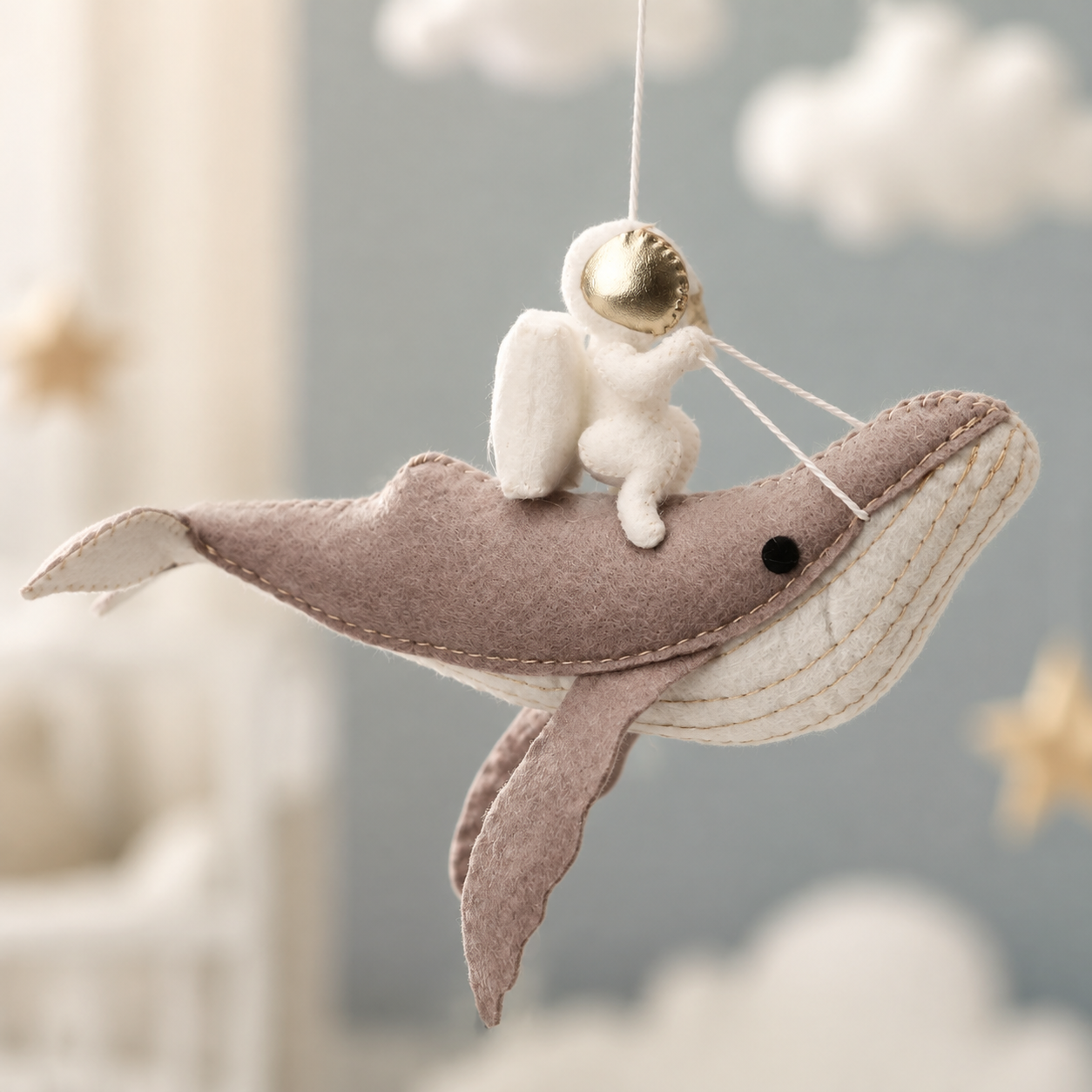 Détail de la baleine et de l’astronaute en feutrine