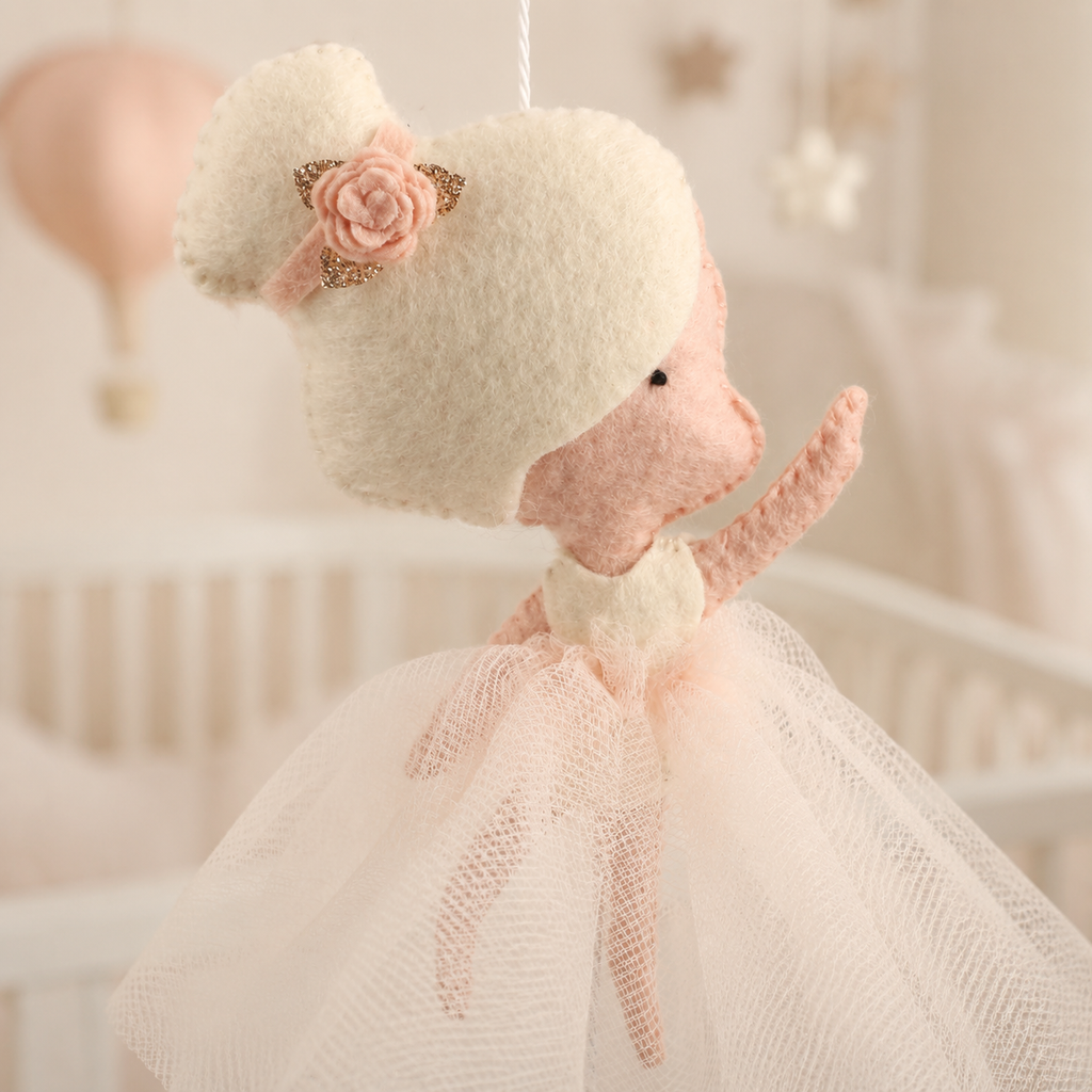 Détail d’une ballerine en feutrine et tulle rose