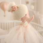 Détail d’une ballerine en feutrine et tulle rose
