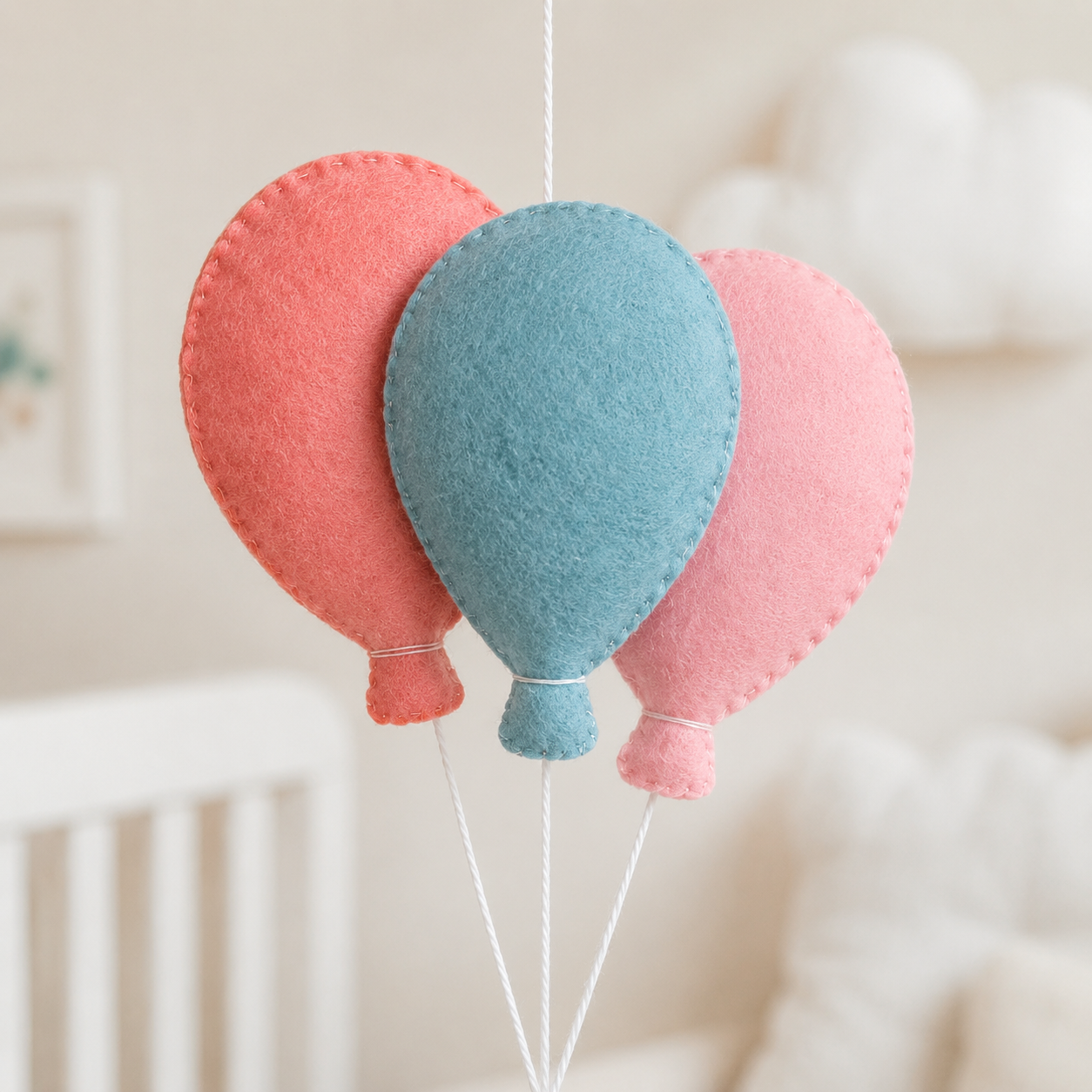 Détail des ballons pastel en feutrine