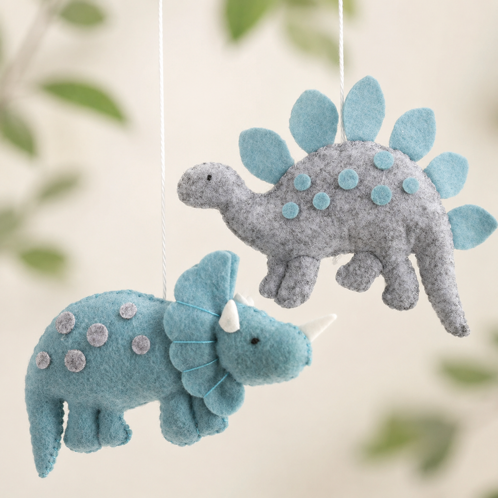 Détail du tricératops et du stégosaure en feutrine