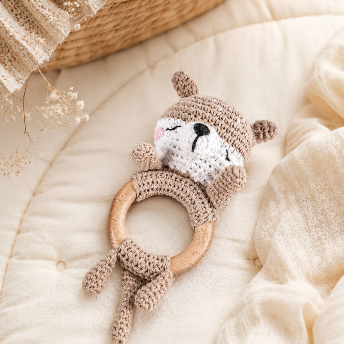 Hochet de dentition animal en crochet et anneau de bois sur un tapis bébé