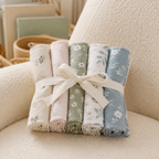 Lot de cinq langes bébé présenté comme cadeau de naissance