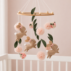 Mobile bébé trois lapins et fleurs roses en feutrine