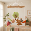 Mobile bébé lapins du jardin en feutrine dans une chambre de bébé