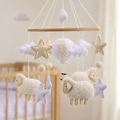 Mobile bébé moutons et montgolfière dans une chambre de bébé