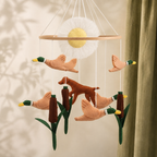 Mobile chien et canards en décoration de chambre bébé