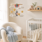 Mobile éléphant dans un coin lecture de chambre bébé