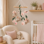 Mobile lapins et fleurs dans un coin lecture de chambre bébé