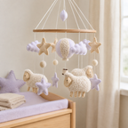 Mobile bébé moutons près d’une table à langer