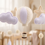 Détail de la montgolfière lilas, des nuages et des étoiles