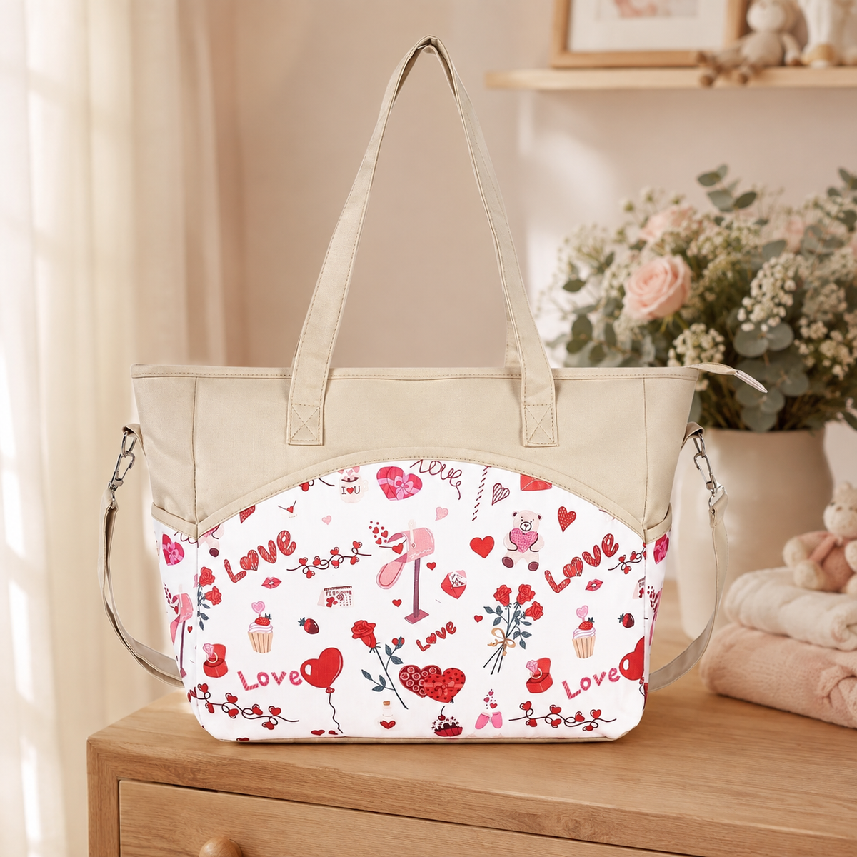 Sac à langer cabas motif Beige romantique mis en scène pour bébé