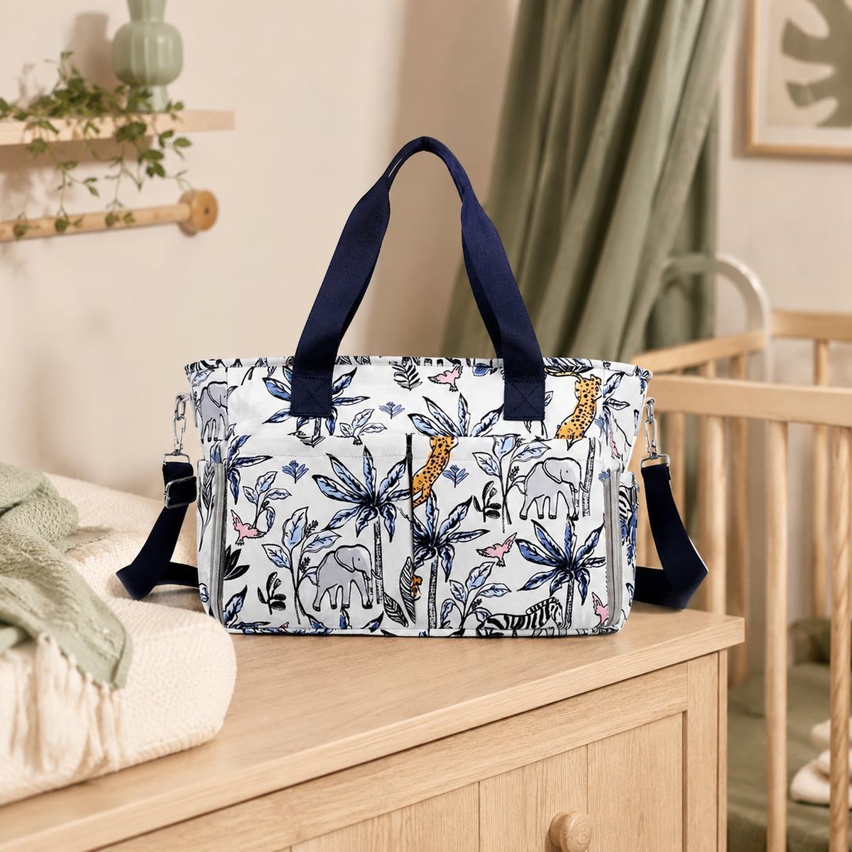 Sac à langer multipoches motif Safari dans une décoration de chambre bébé